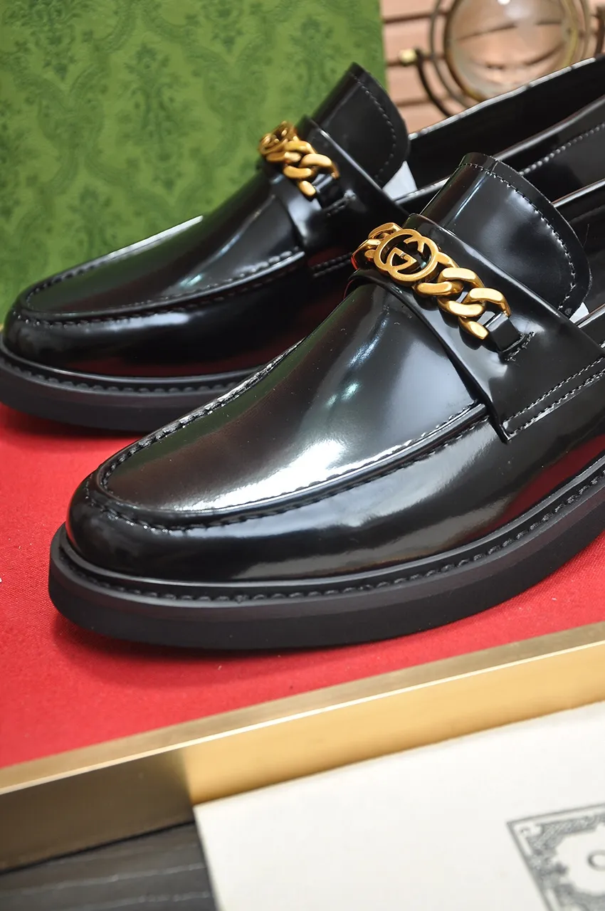 Men's shoes💰540💶Italy's top luxury men's shoe giant (GUCCI) (Gucci) (full cowhide lining) new arrival🍃Original European style🔰 Pleasant to the eye😍In order to make the shoes more durable and non-deformable🌀The production continues to follow traditional methods but there is still no lack of innovation💪Choose original sheepskin for the leather♻️ Smooth and natural And extra bright ⭐Made of imported cowhide, the first choice of rich people 38-45 (45 customized)